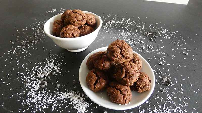 Cookies al cacao, cocco e gocce di cioccolato