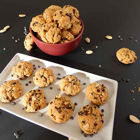 Cookies alle mandorle e gocce di cioccolato