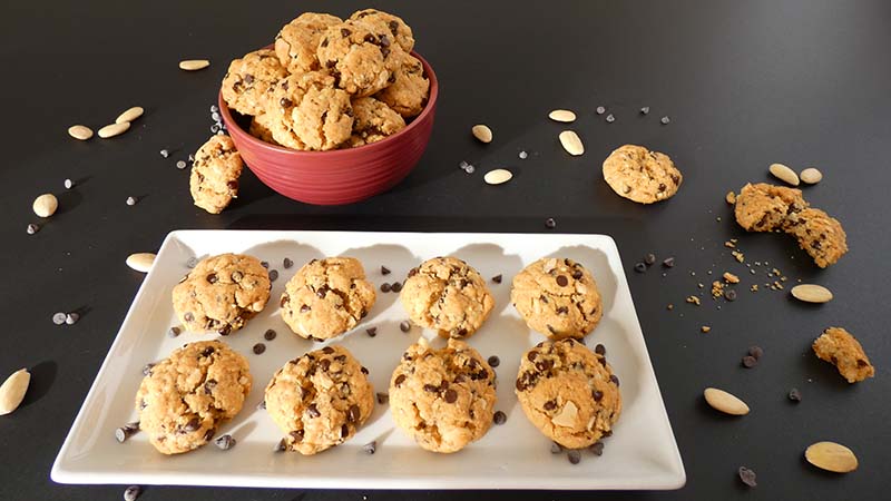 Cookies alle mandorle e gocce di cioccolato