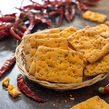 Cracker al peperoncino e semi misti