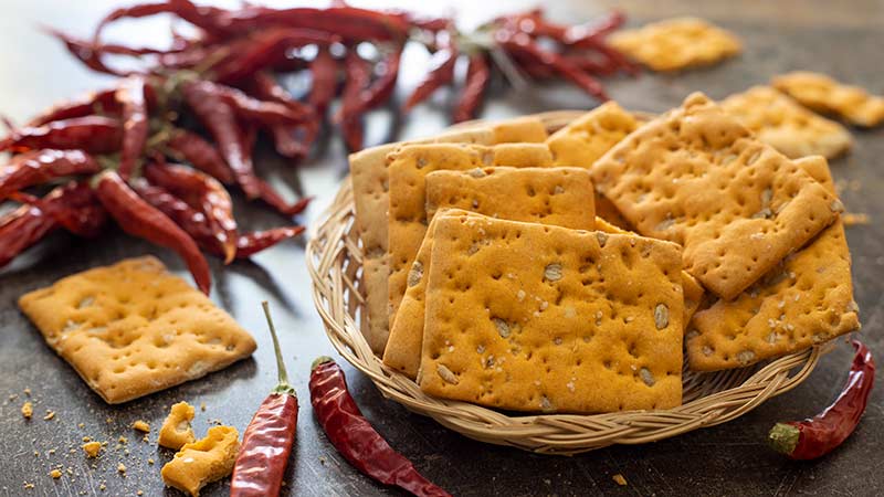 Cracker al peperoncino e semi misti