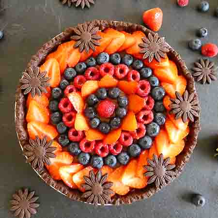 Crostata al cacao con crema al cioccolato e frutti di bosco