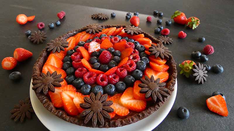 Crostata al cacao con crema al cioccolato e frutti di bosco