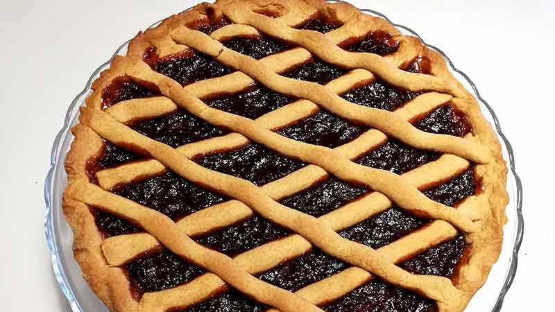 Crostata con farina di farro e marmellata di fragole