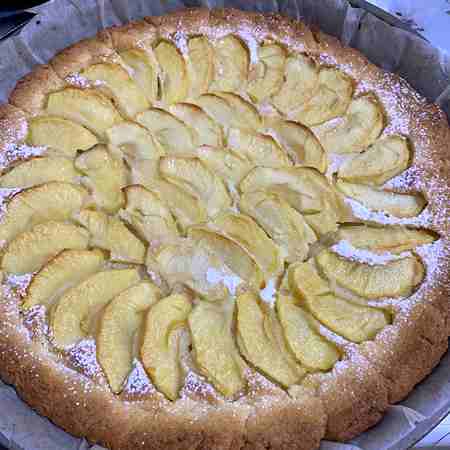 Crostata alle mandorle, crema frangipane e mele