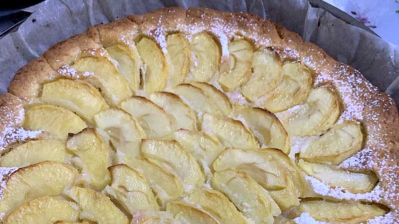 Crostata alle mandorle, crema frangipane e mele