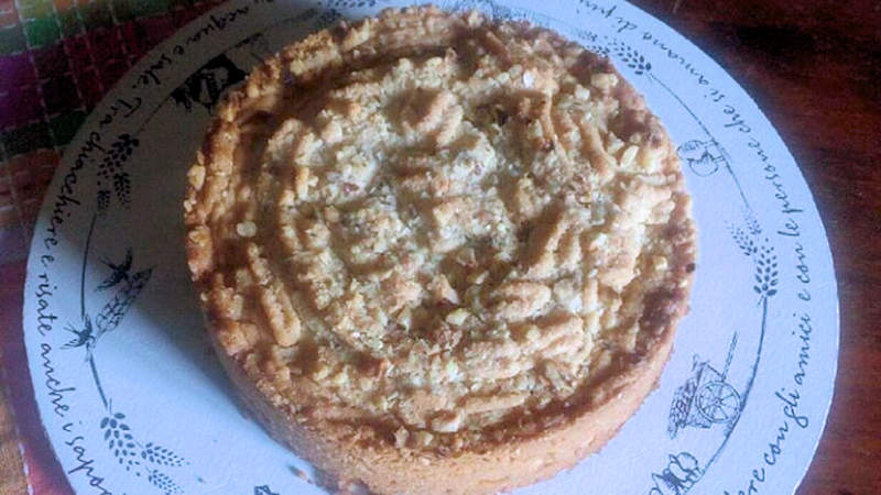 Crostata di frolla montata con crema alle nocciole