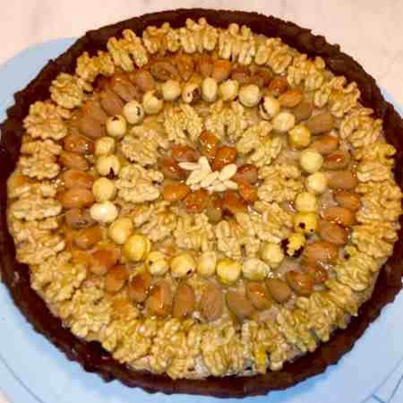 Crostata di ricotta, gocce di cioccolato e frutta secca