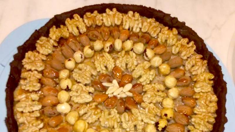 Crostata di ricotta, gocce di cioccolato e frutta secca