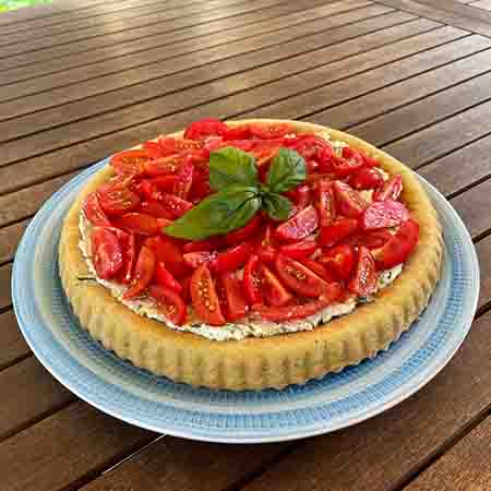 Crostata salata pesto, ricotta e pomodorini