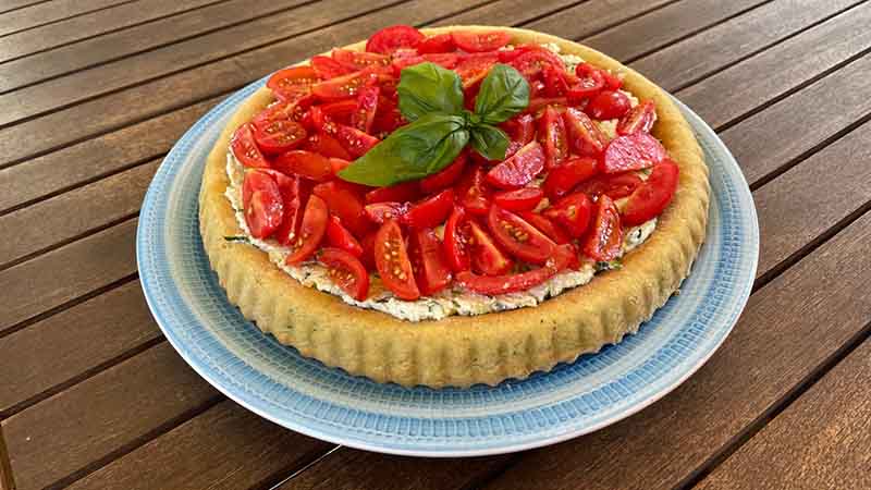 Crostata salata pesto, ricotta e pomodorini