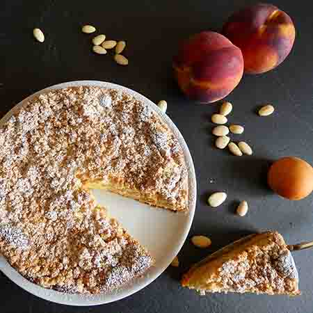 Crumble cake alle pesche e albicocche