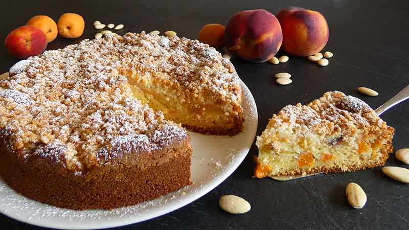 Crumble cake alle pesche e albicocche