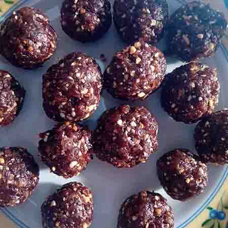 Dolcetti datteri e nocciole vegan
