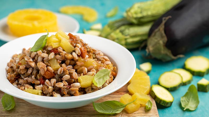 Farro con verdure e ananas