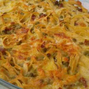 Fettuccine al forno con piselli e speck