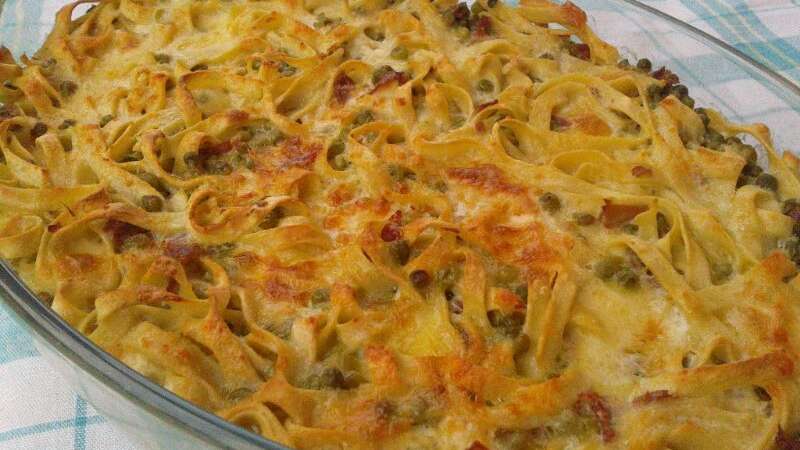 Fettuccine al forno con piselli e speck