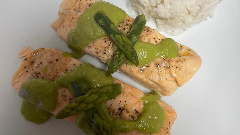 Filetti di salmone con crema di asparagi