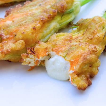 Fiori di zucca fritti con mozzarella