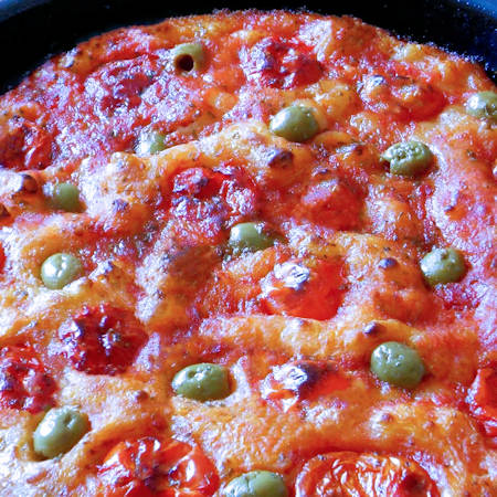 Focaccia barese olive e pomodorini