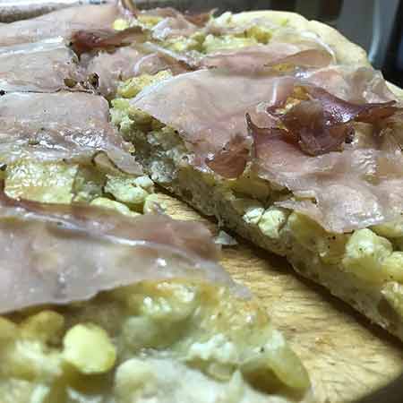 Focaccia con fave, pancetta e pecorino