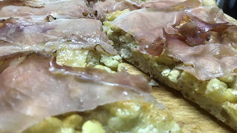 Focaccia con fave, pancetta e pecorino