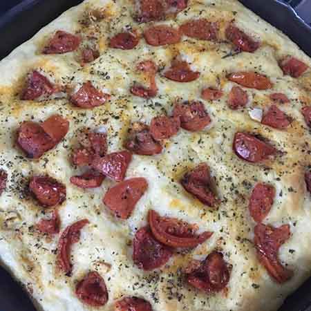 Focaccia con preparato per purè e pomodorini