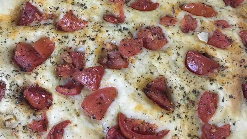 Focaccia con preparato per purè e pomodorini