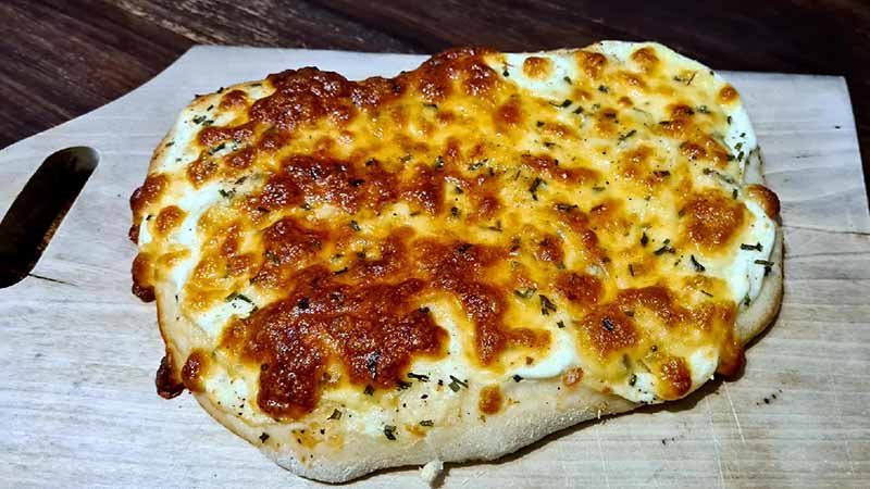 Focaccia con yogurt greco e mozzarella