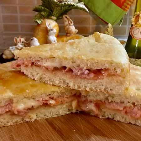 Focaccia farcita con impasto alla ricotta