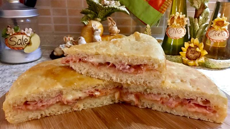 Focaccia farcita con impasto alla ricotta