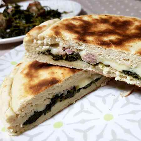 Focaccia in padella broccoli e salsiccia