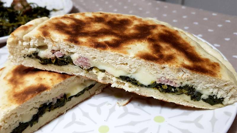 Focaccia in padella broccoli e salsiccia