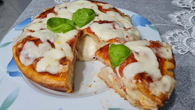 Focaccia Margherita farcita