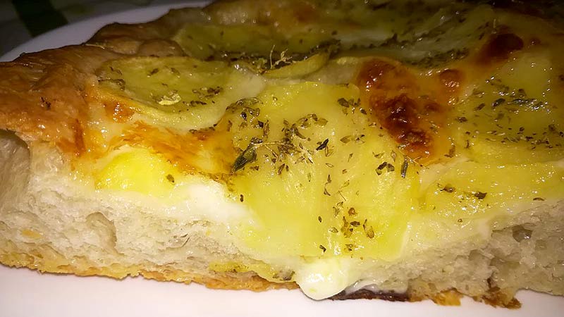 Focaccia patate e mozzarella