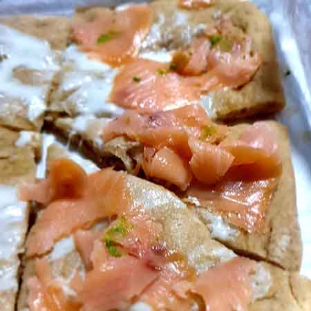 Focaccia salmone, stracchino e pepe rosa