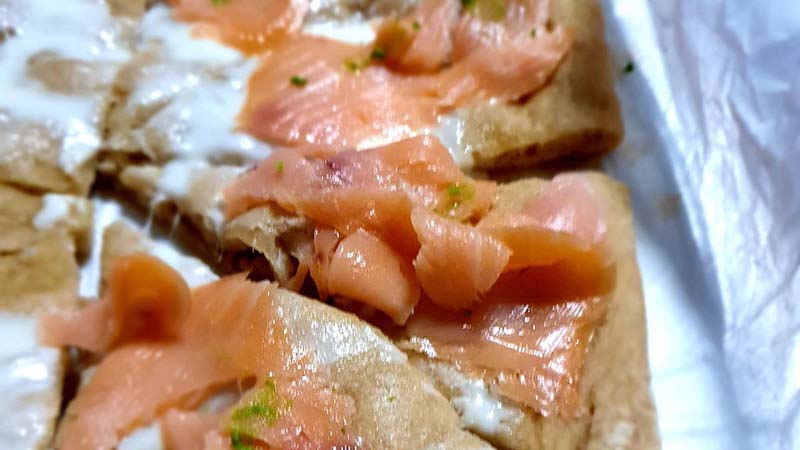 Focaccia salmone, stracchino e pepe rosa