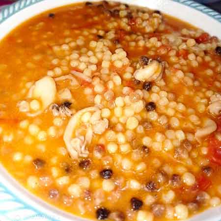 Fregola con seppie e pomodorini (per 1 persona)