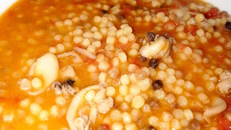 Fregola con seppie e pomodorini (per 1 persona)