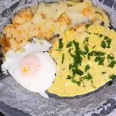 Frittata con uova all'occhio di bue a vapore