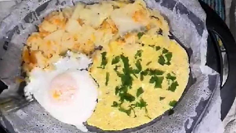 Frittata con uova all'occhio di bue a vapore