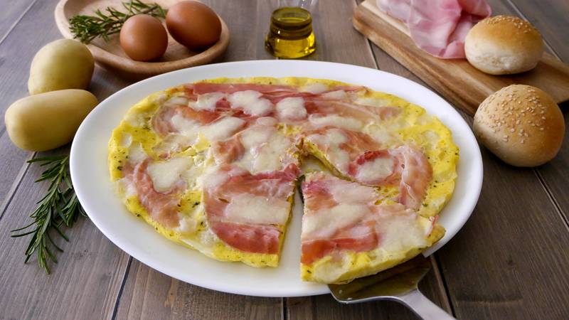 Frittata di patate, prosciutto e mozzarella