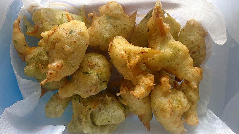 Frittelle di fiori di zucca e zucchine