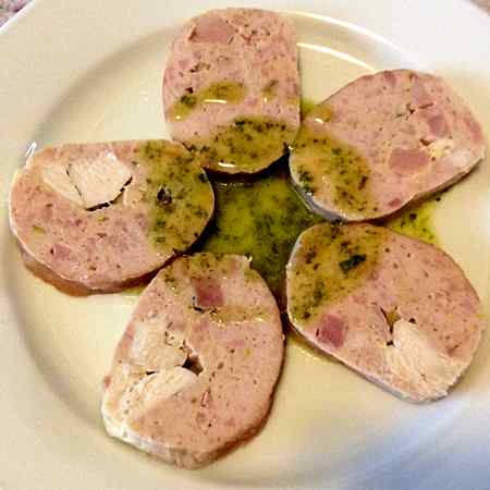 Gelatina di pollo con salsa al basilico