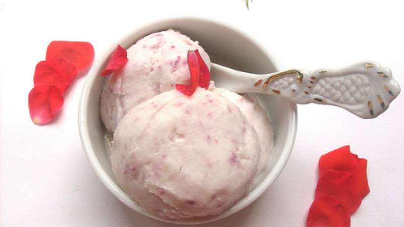 Gelato cioccolato bianco e rose