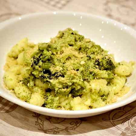 Gnocchi al broccolo cremoso e croccante