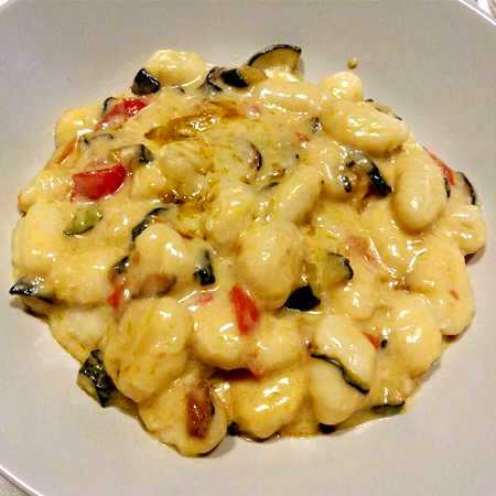 Gnocchi al gorgonzola, pomodorini e zucchine