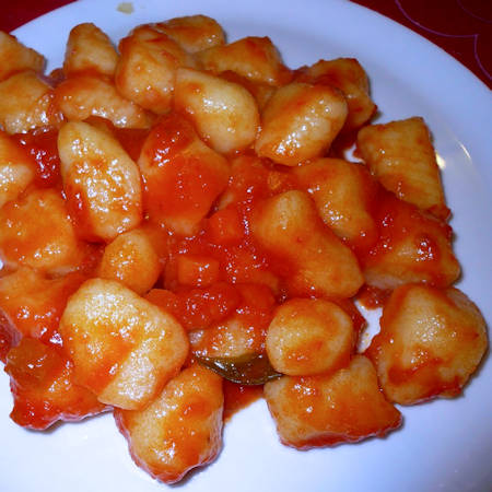 Gnocchi con sugo di verdure