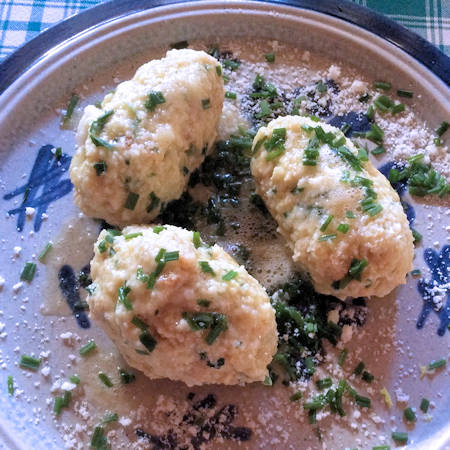 Gnocchi di pane e formaggio alla Tirolese