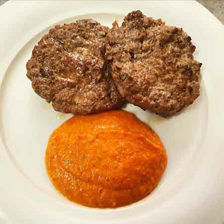 Hamburger al rosmarino con salsa ai peperoni